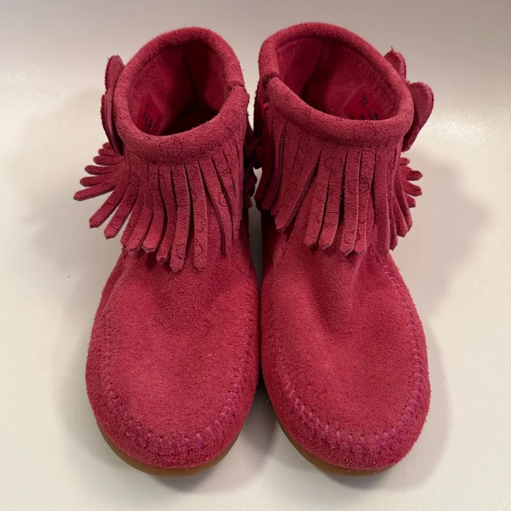 Minnetonka Hello Kitty Pink Moccasins Ankle Boots Kids size 3/ Women’s 5